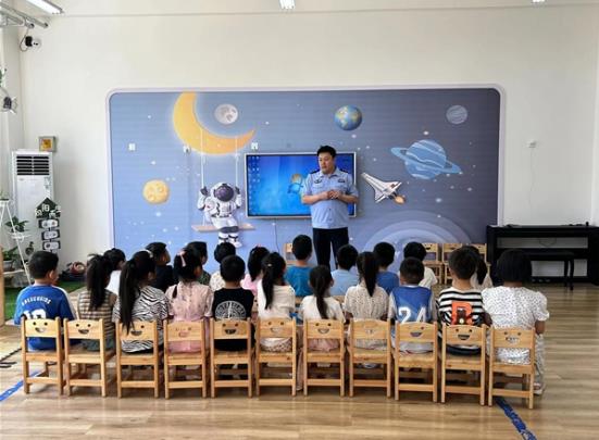 警幼零距離 安全伴我行——唐縣第五幼兒園安全法治教育活動(dòng)